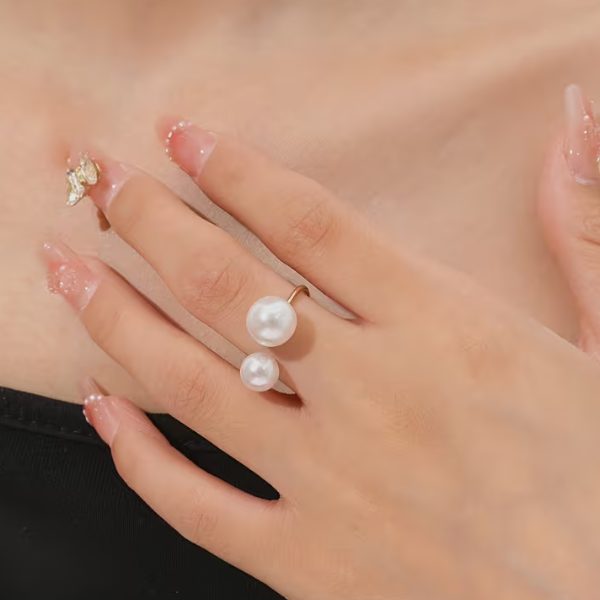 Elegantti säädettävä sormus kahdella helmellä