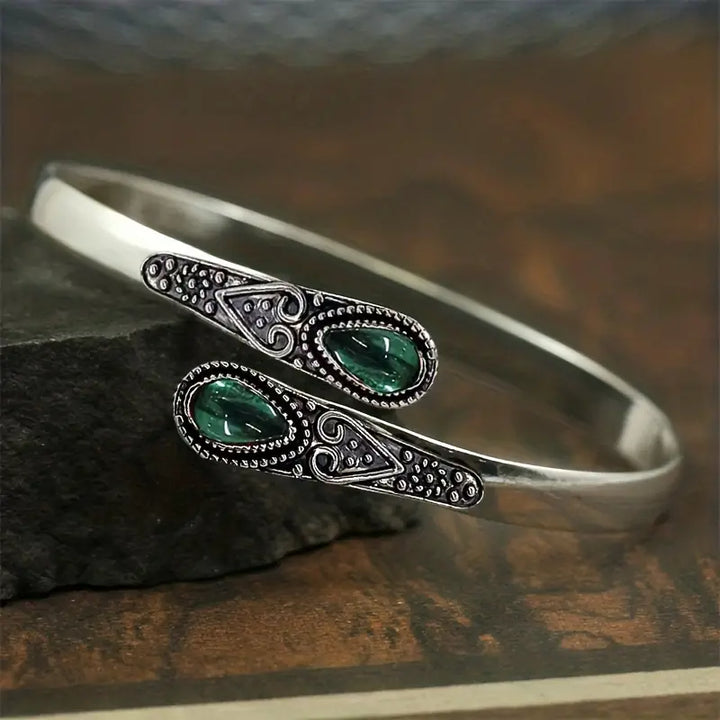 Rannekoru smaragdipisaralla