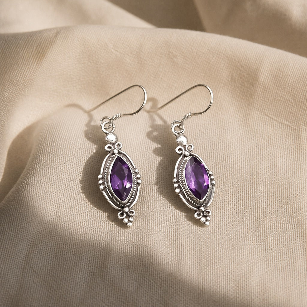 Koukkukorvakorut ametistikristallilla