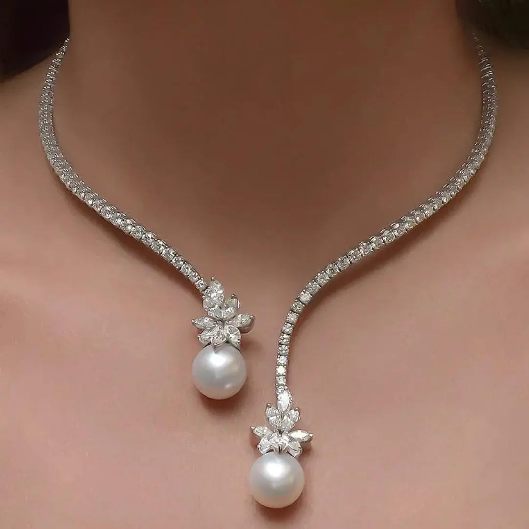 Elegantti hohtava helmikaulakoru
