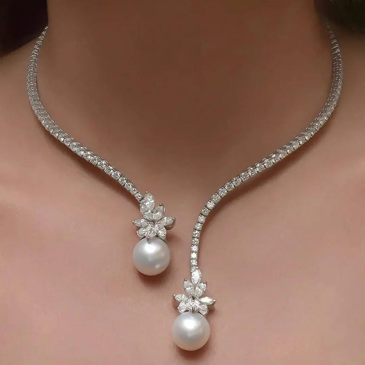 Elegantti hohtava helmikaulakoru