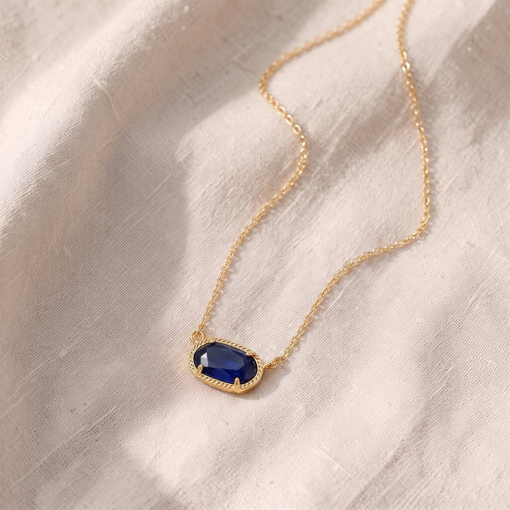 Klassinen kaulakoru ovaalilla safiirilla