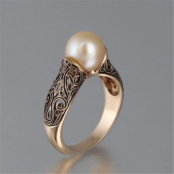 Vintage-kultasormus helmellä