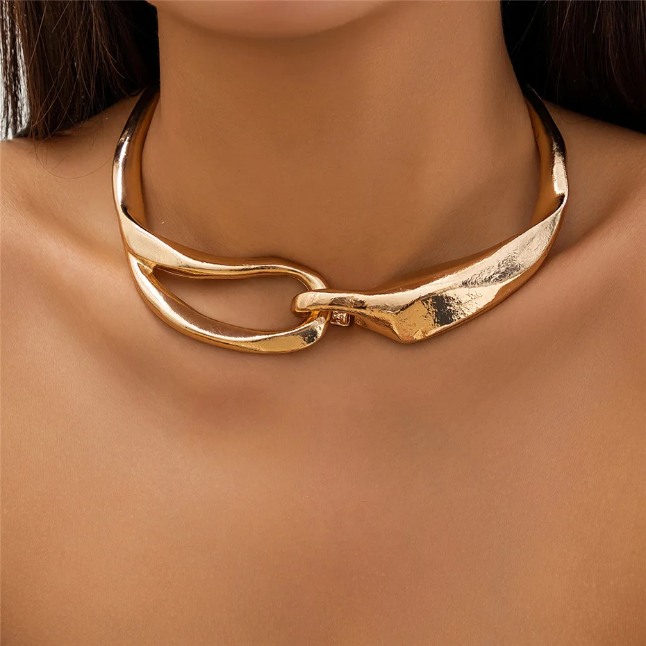 Näyttävä teksturoitu kultainen choker-kaulakoru